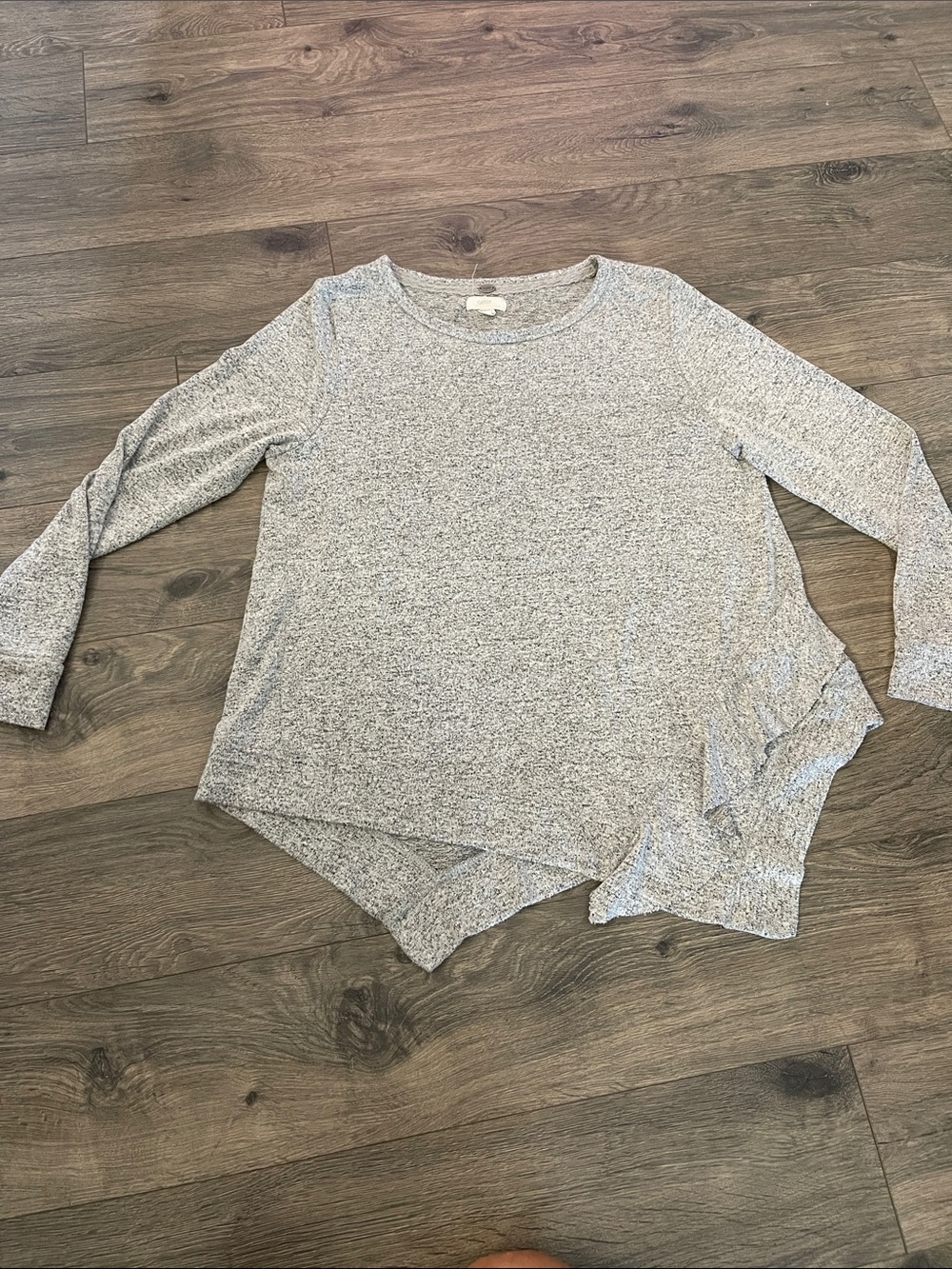 Cupio Heather Light Gray Long-Sleeve Asymmetric Hem Top